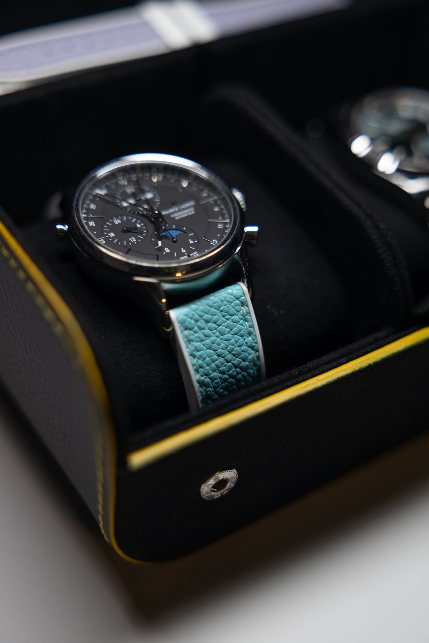 Écrin de voyage alcantara noir et jaune